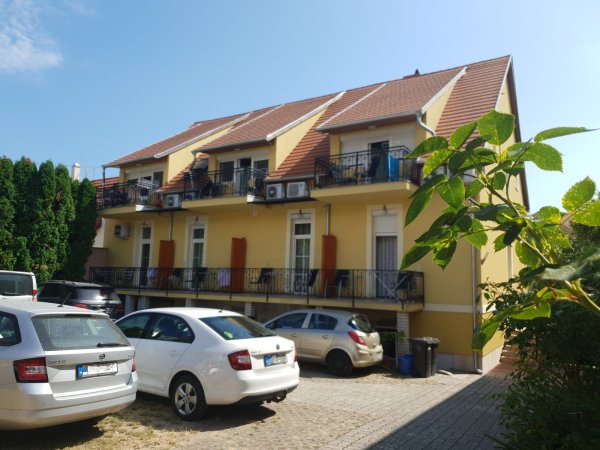 heviz-gyula-villa-udvar-01