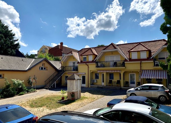 heviz-gyula-villa-udvar-02